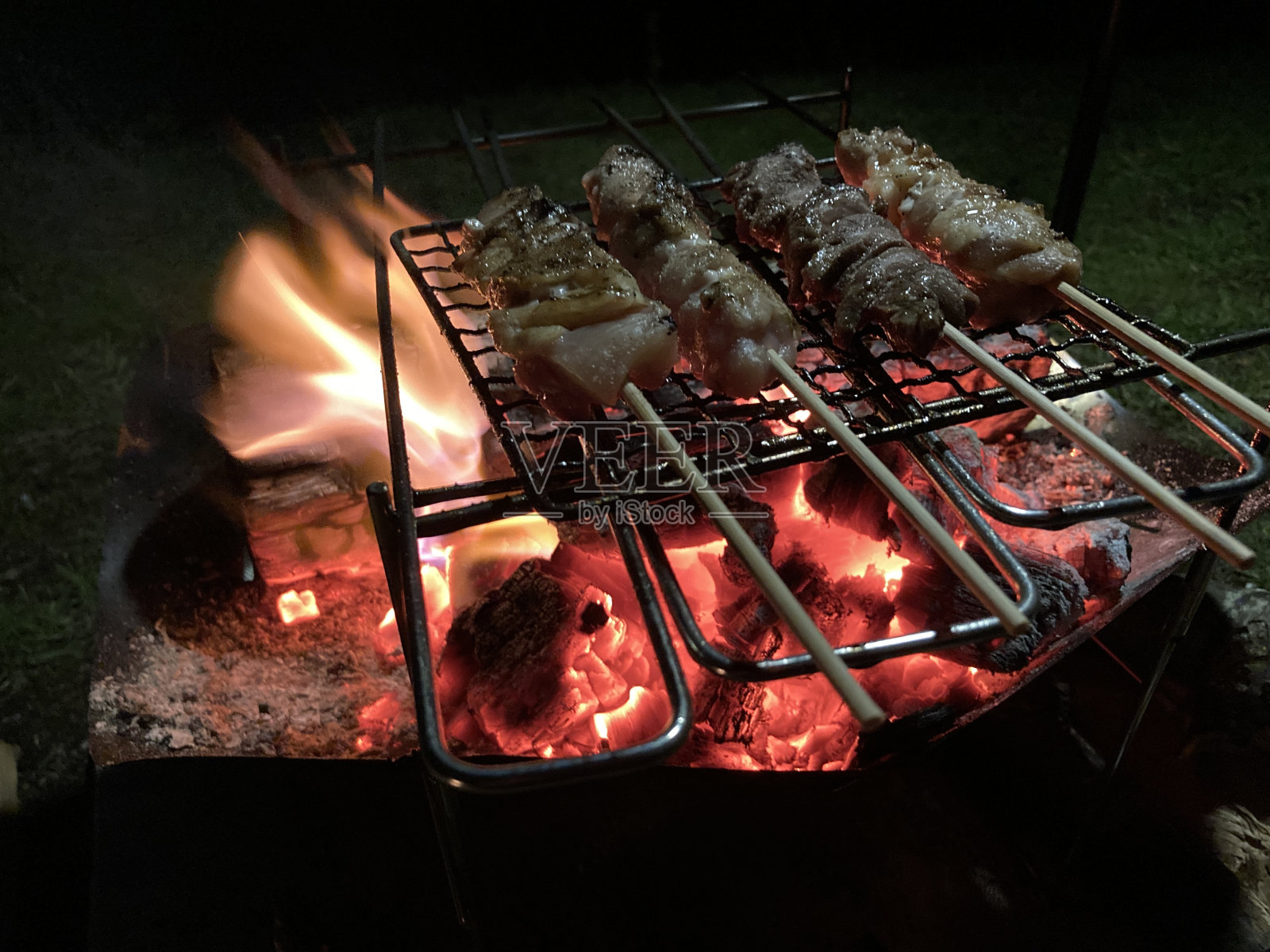 单人营地的篝火烧烤照片摄影图片