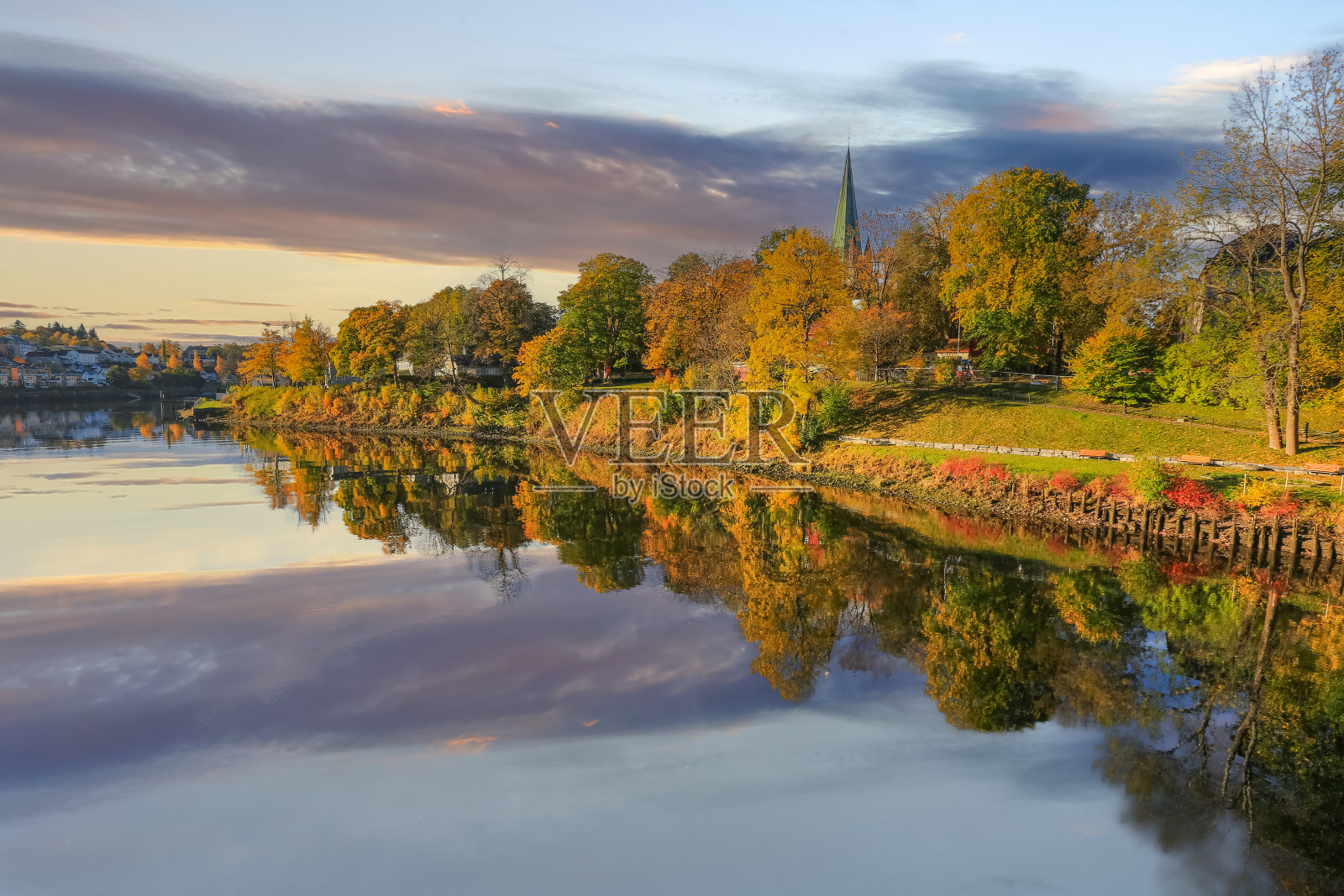 特隆赫姆的尼德尔瓦河和尼达罗斯大教堂照片摄影图片
