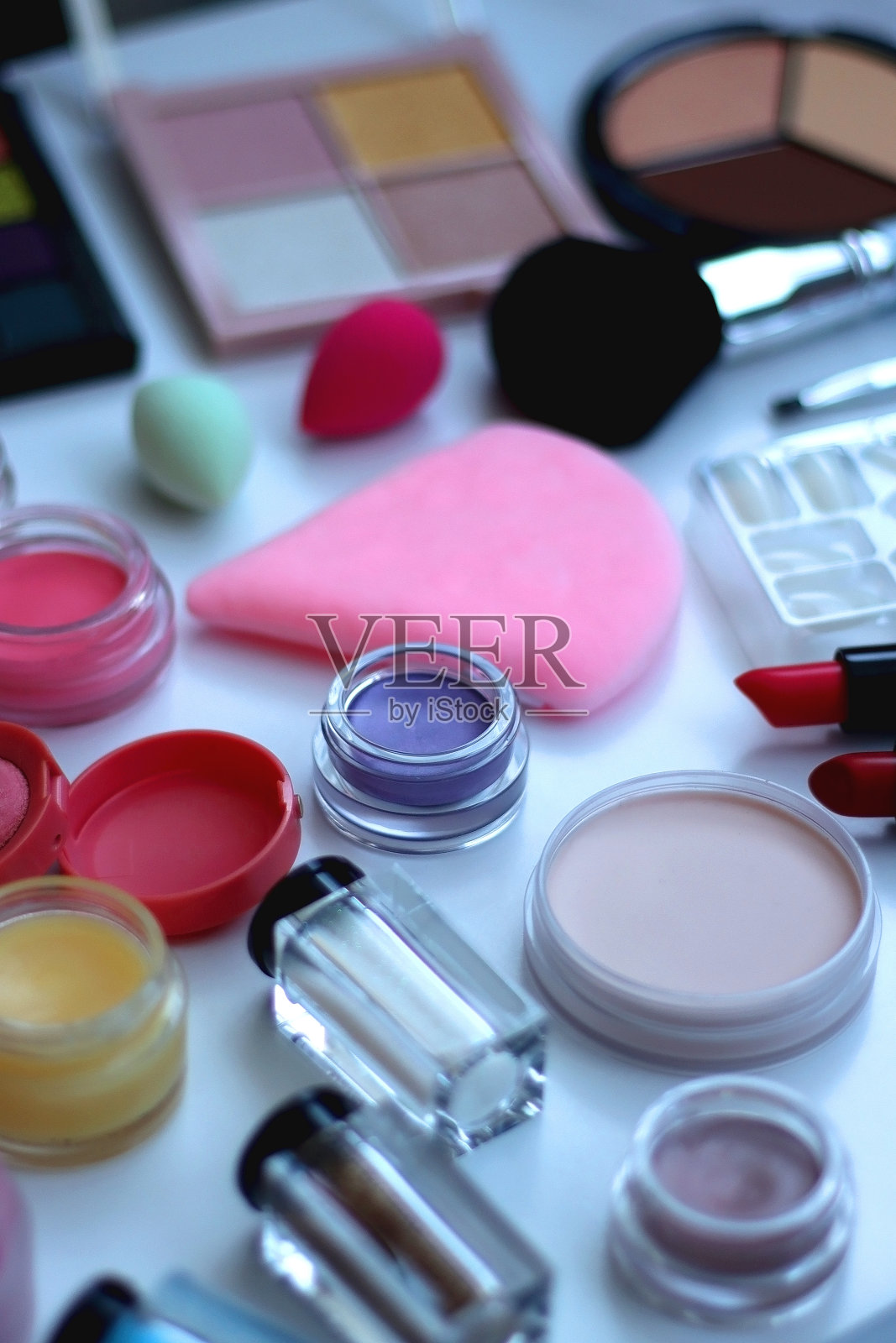 白色背景上的各种美容产品照片摄影图片