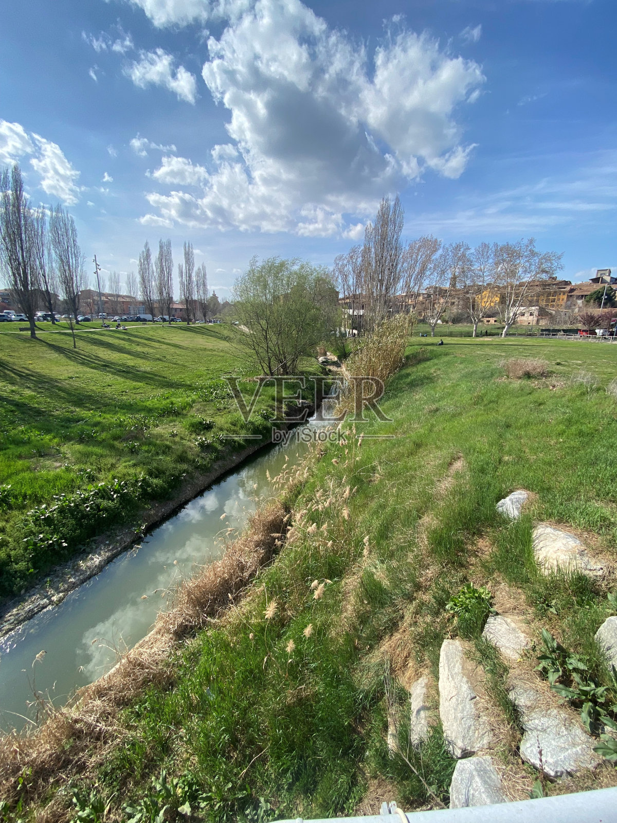 流入城市的河流照片摄影图片