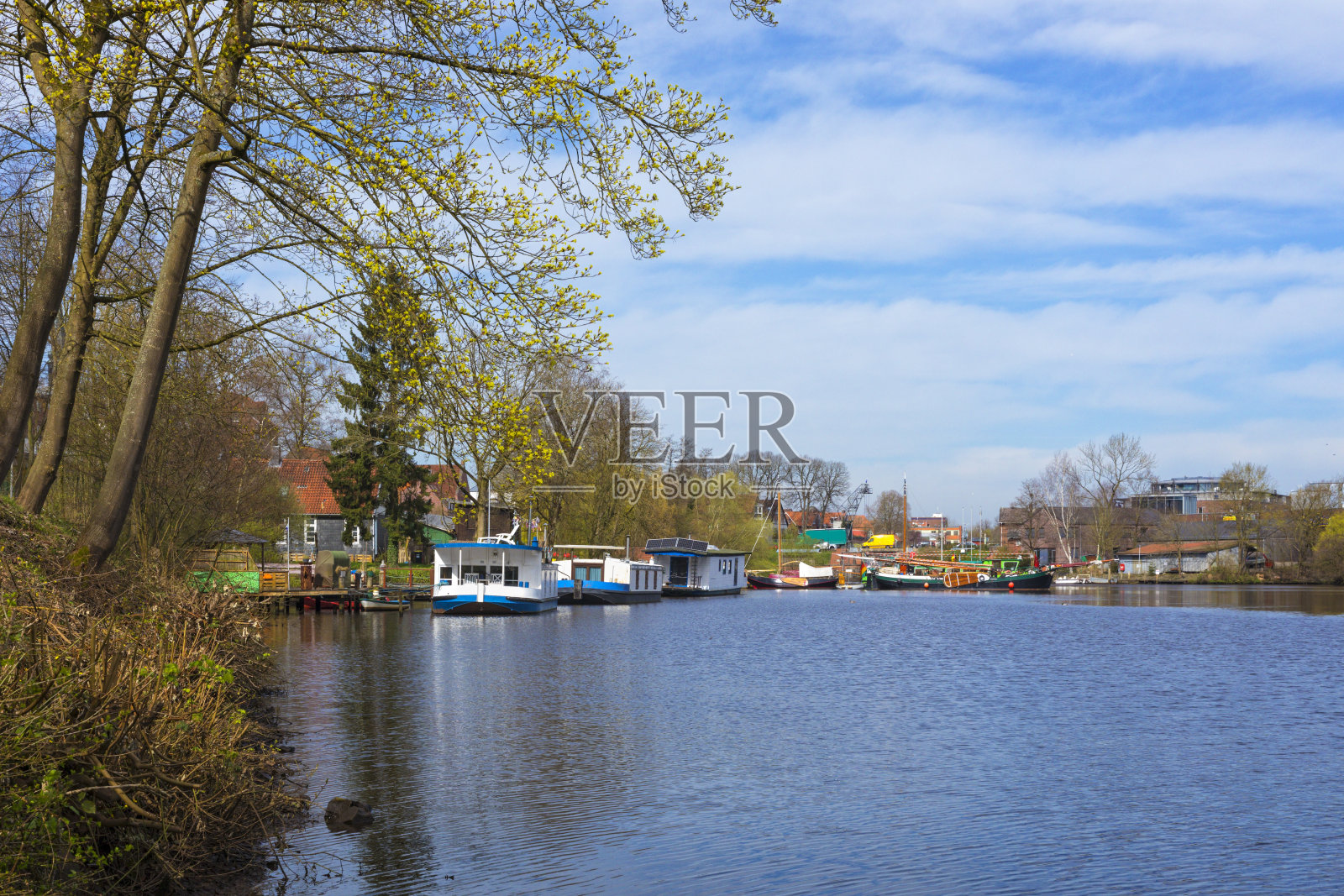 在德国斯塔德的Burggraben，船屋和历史悠久的帆船照片摄影图片