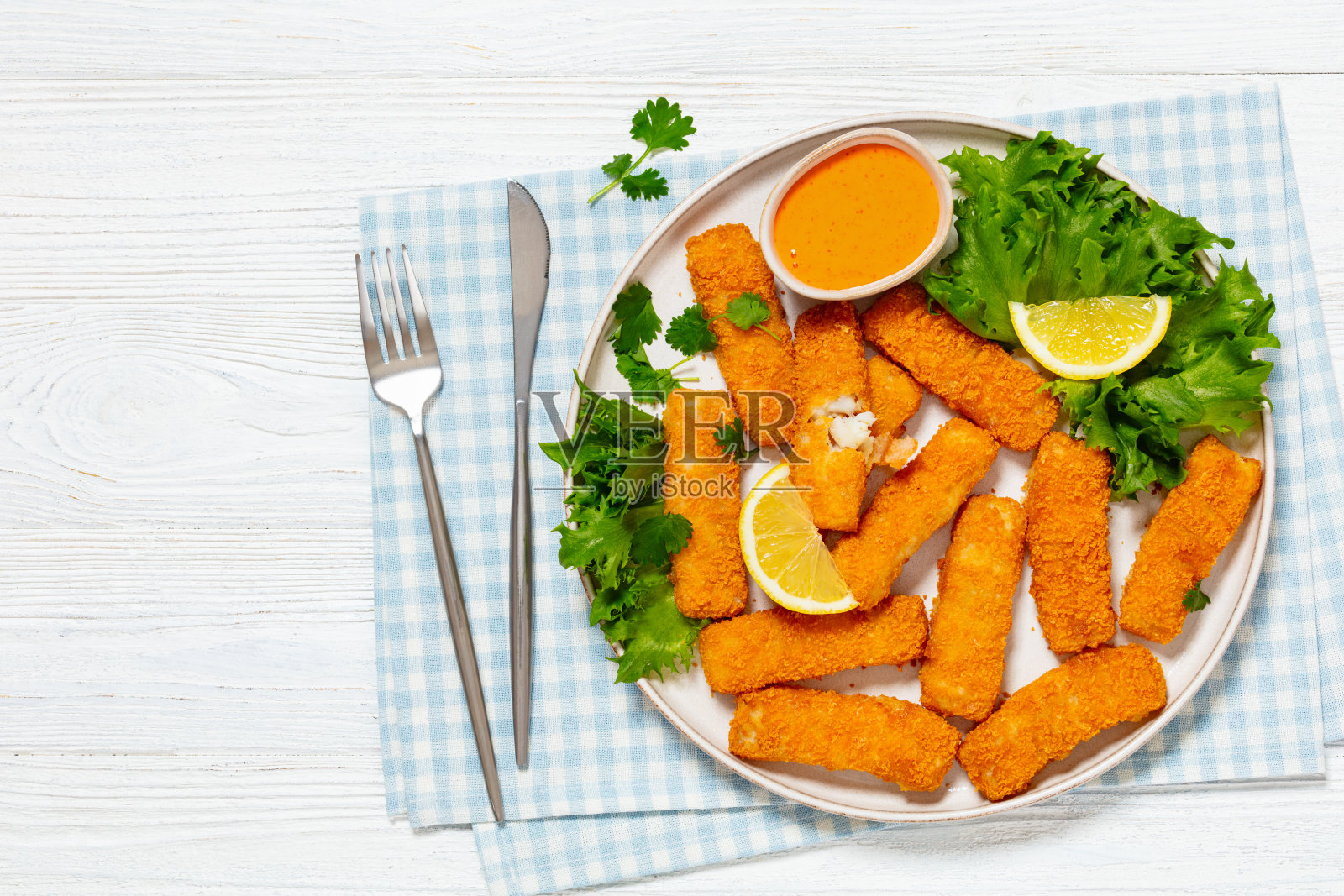 脆脆的炸鱼条放在盘子里照片摄影图片