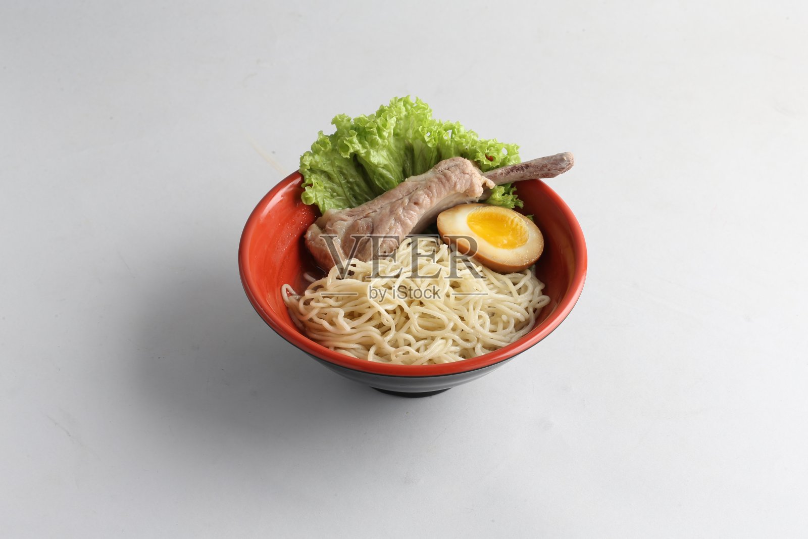 炒锅炒富周焖肉面蜂熏排骨肉末熔岩红烧鸡蛋和蔬菜在白色的桌子上的红碗亚洲餐厅宴会咖啡馆烹饪清真食品菜单照片摄影图片