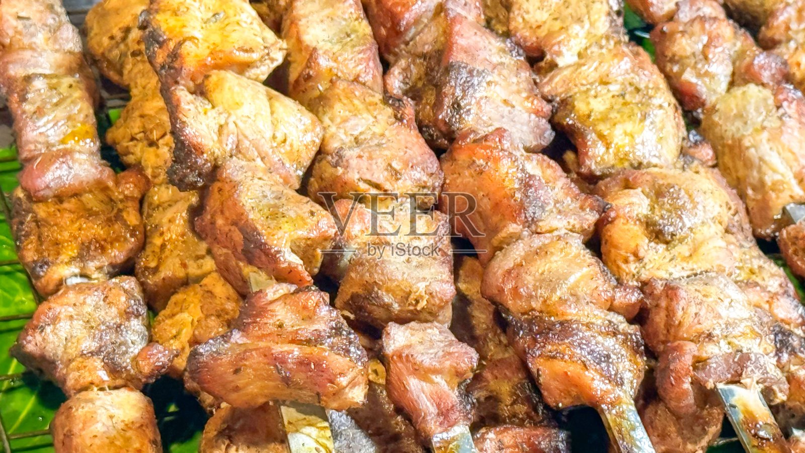 炙热的腌肉串展示了街头小吃的精髓照片摄影图片