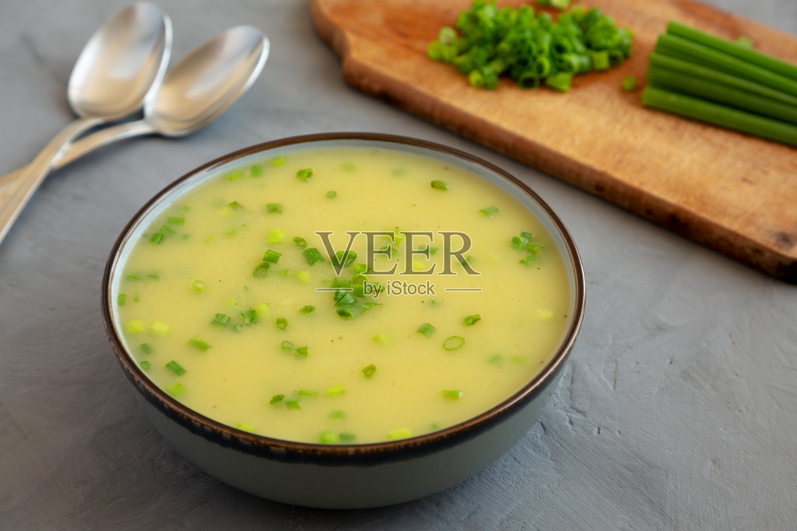 自制土豆韭菜汤在一个灰色的背景，低角度的看法。照片摄影图片