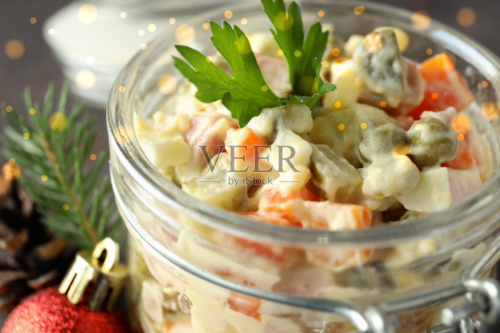 新年食物的概念，美味的奥利维尔沙拉照片摄影图片