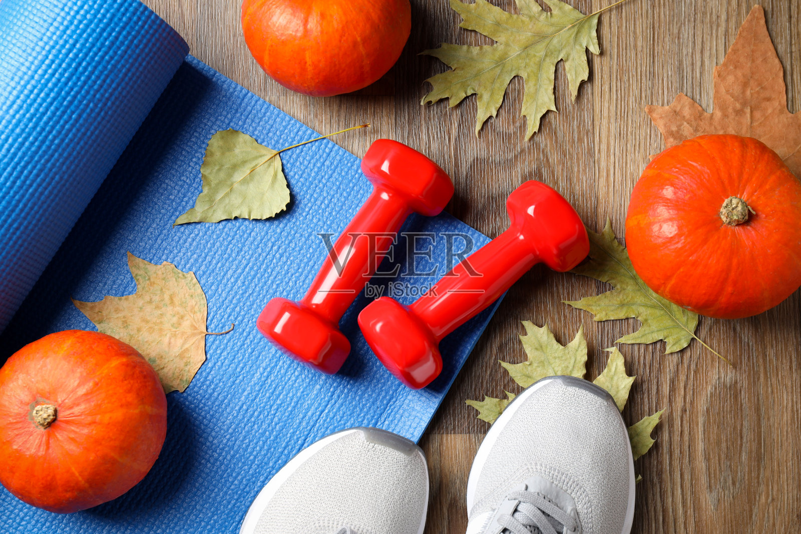 运动与秋天的概念，运动与秋天季节照片摄影图片