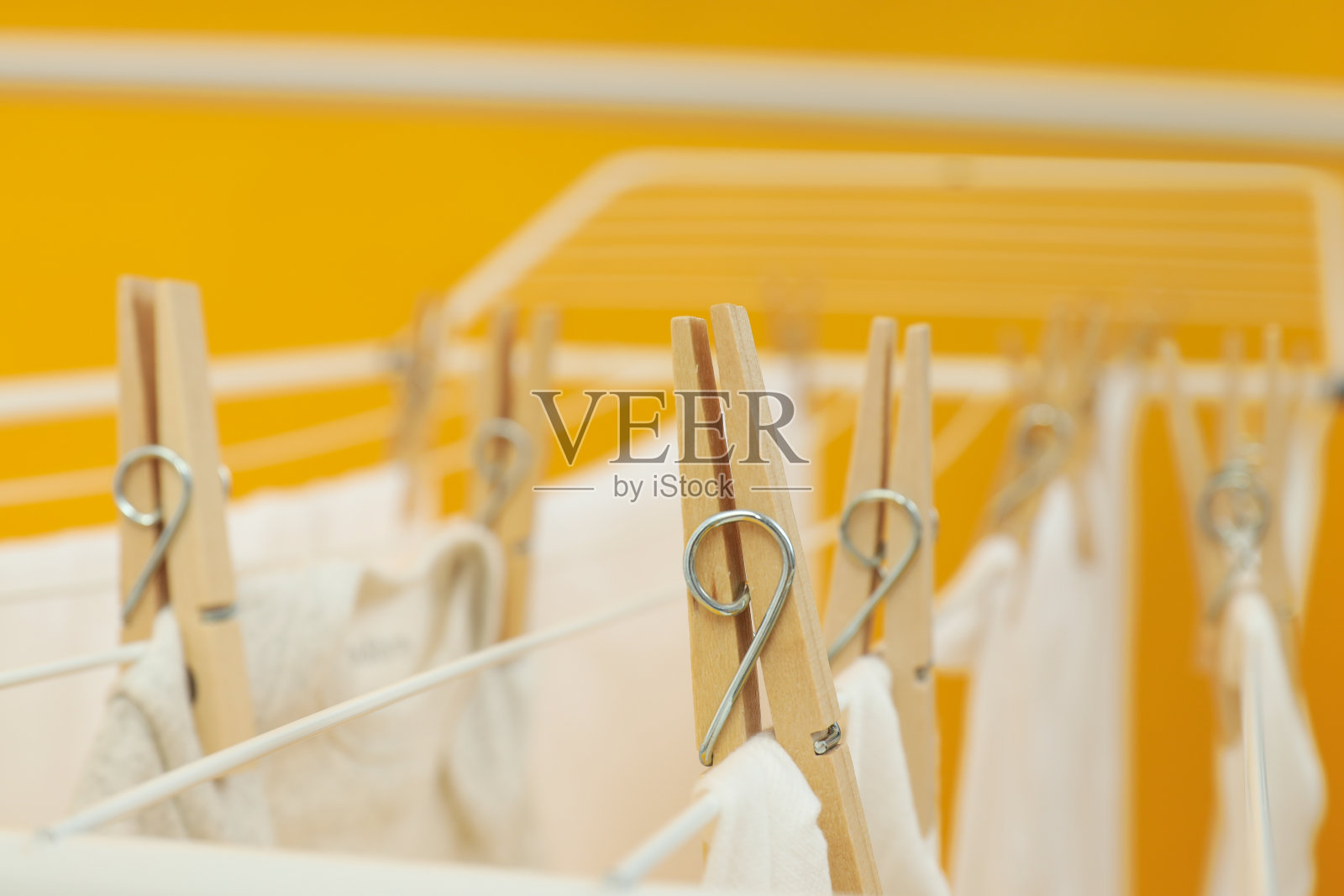 衣服洗完后在烘干机上烘干照片摄影图片