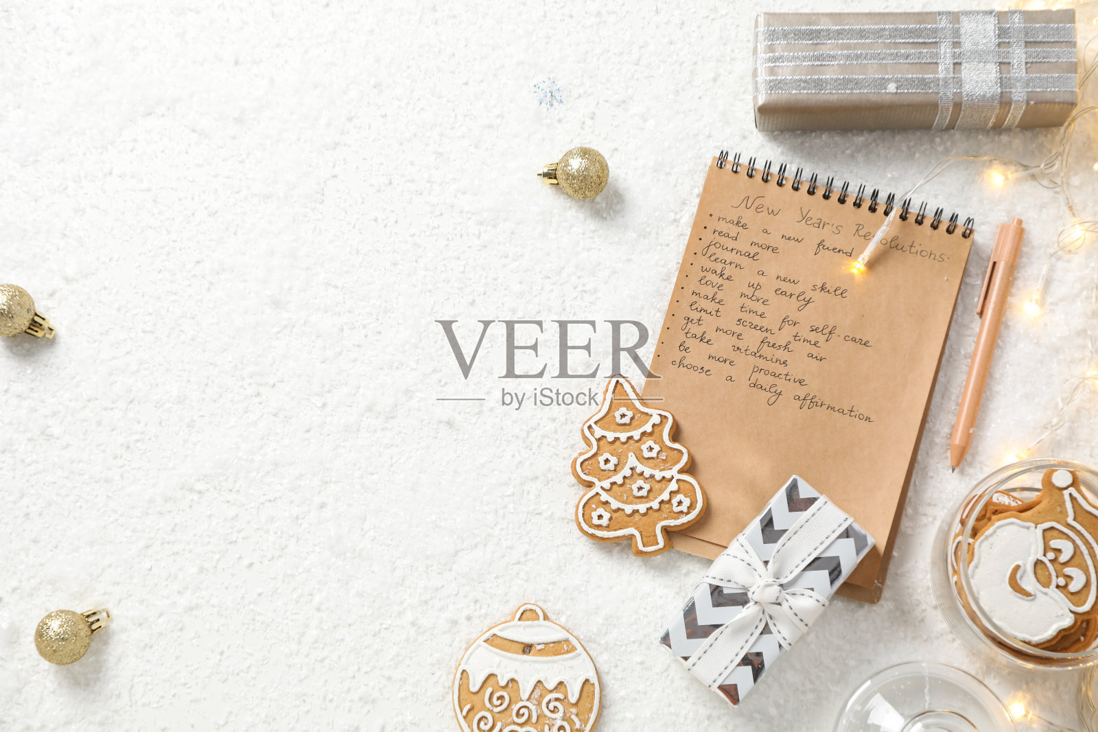 饼干，礼盒和记事本与列表在白色背景上，文字的空间照片摄影图片