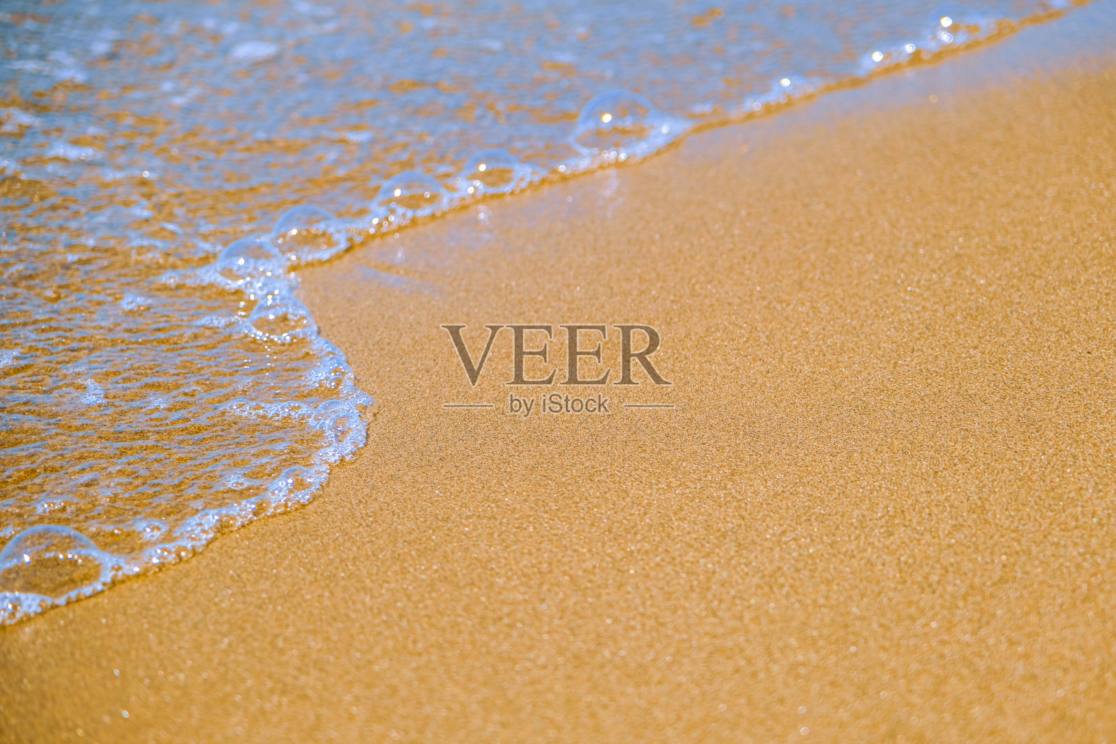 爱琴海岸边的金色沙滩照片摄影图片