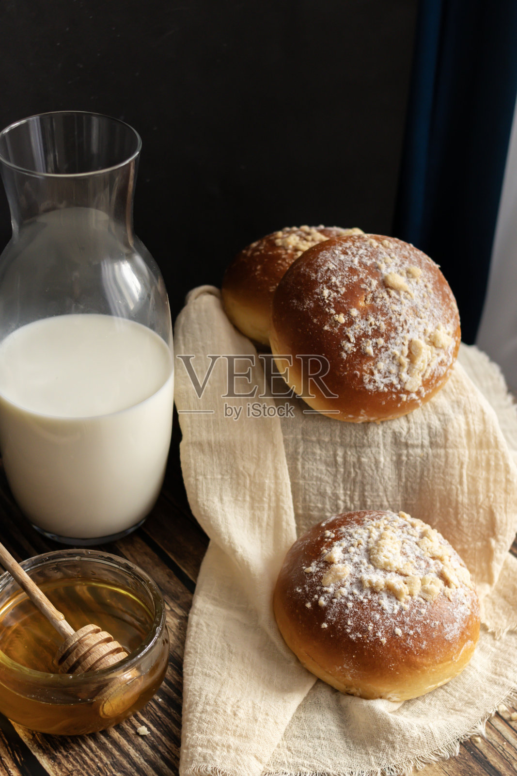 鲜奶卷。在黑暗的木制背景上。早....。照片摄影图片