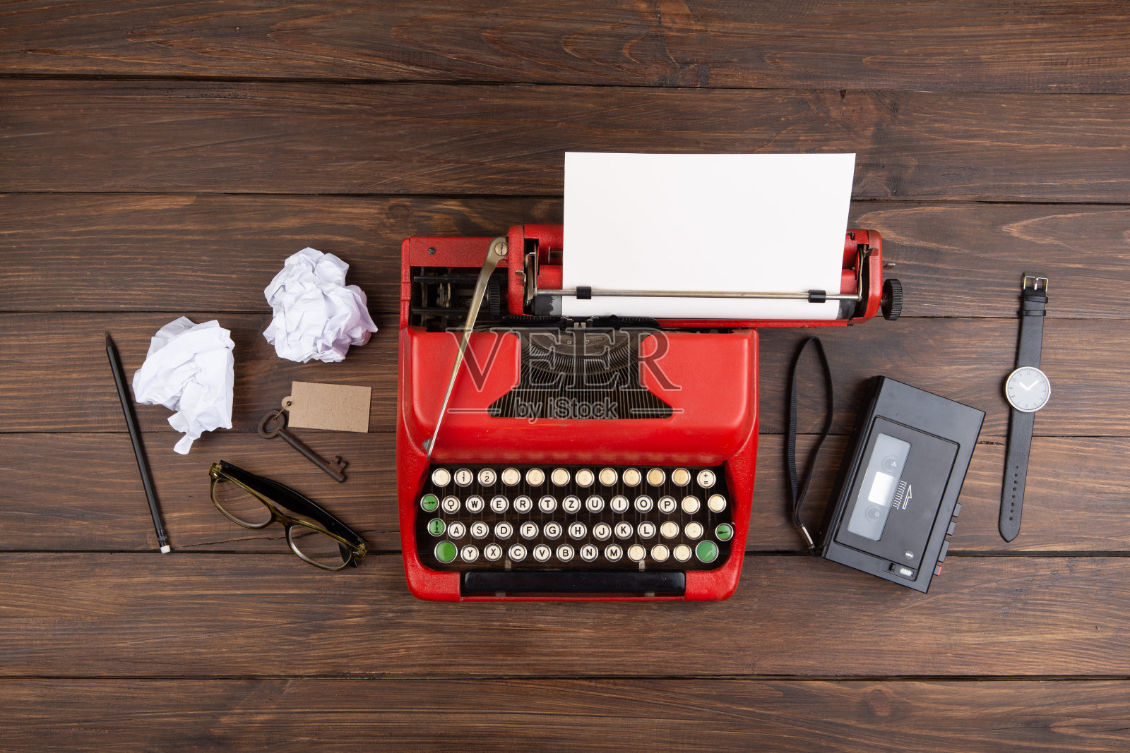 新闻或博客概念老式打字机在木桌上，俯视图照片摄影图片