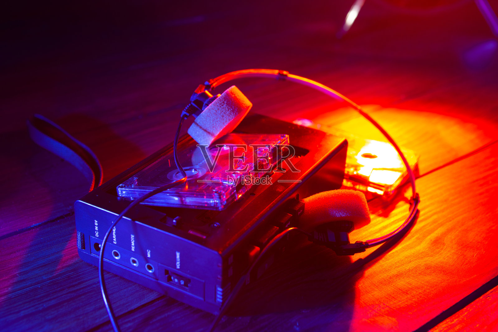 霓虹灯下的老式卡式磁带机。80 - 90年代的广告风格。迪斯科派对怀旧概念照片摄影图片