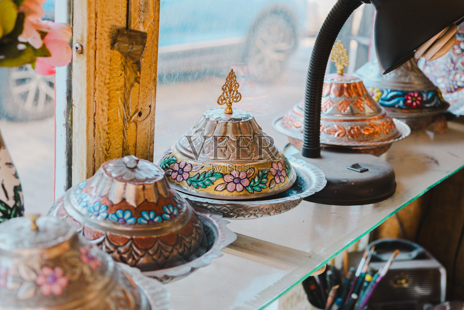 古董铜饰品在玻璃陈列柜，近距离观看照片摄影图片