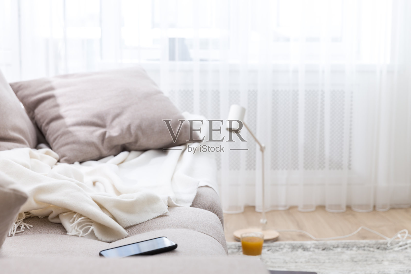 家里靠窗的舒适沙发。自由的概念照片摄影图片