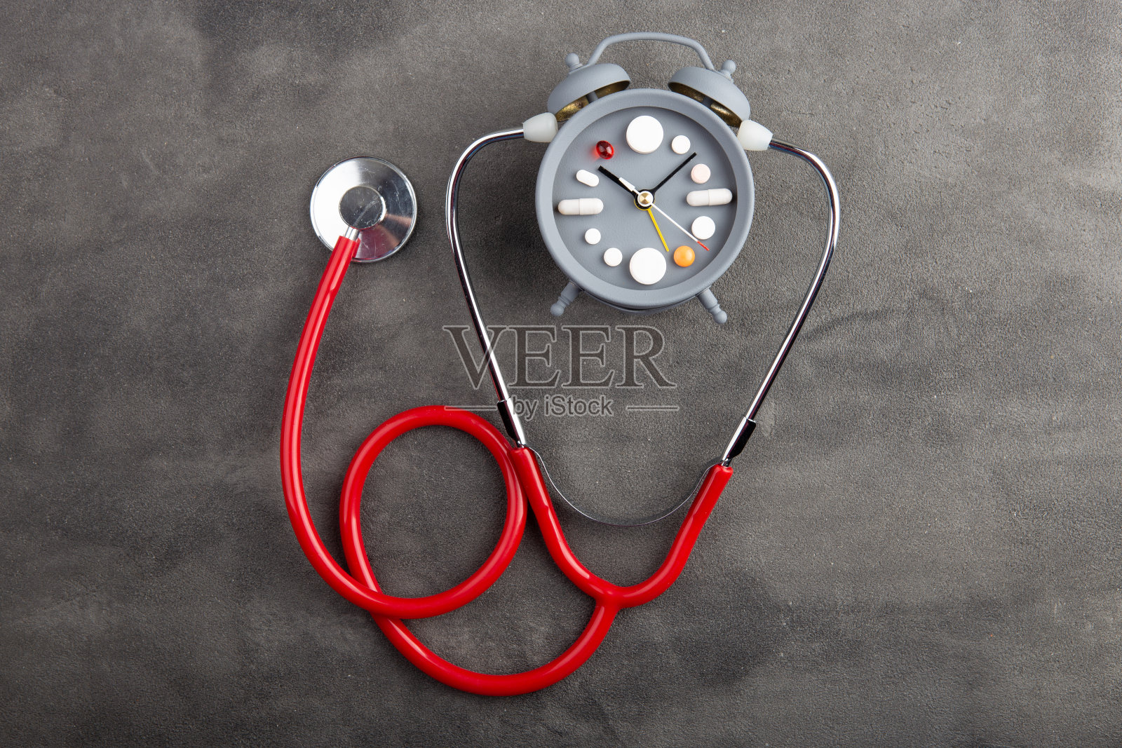 创新的医疗保健和医学概念-时钟与药物和药丸。用药的正确时间。感冒和流感季节。疾病期照片摄影图片