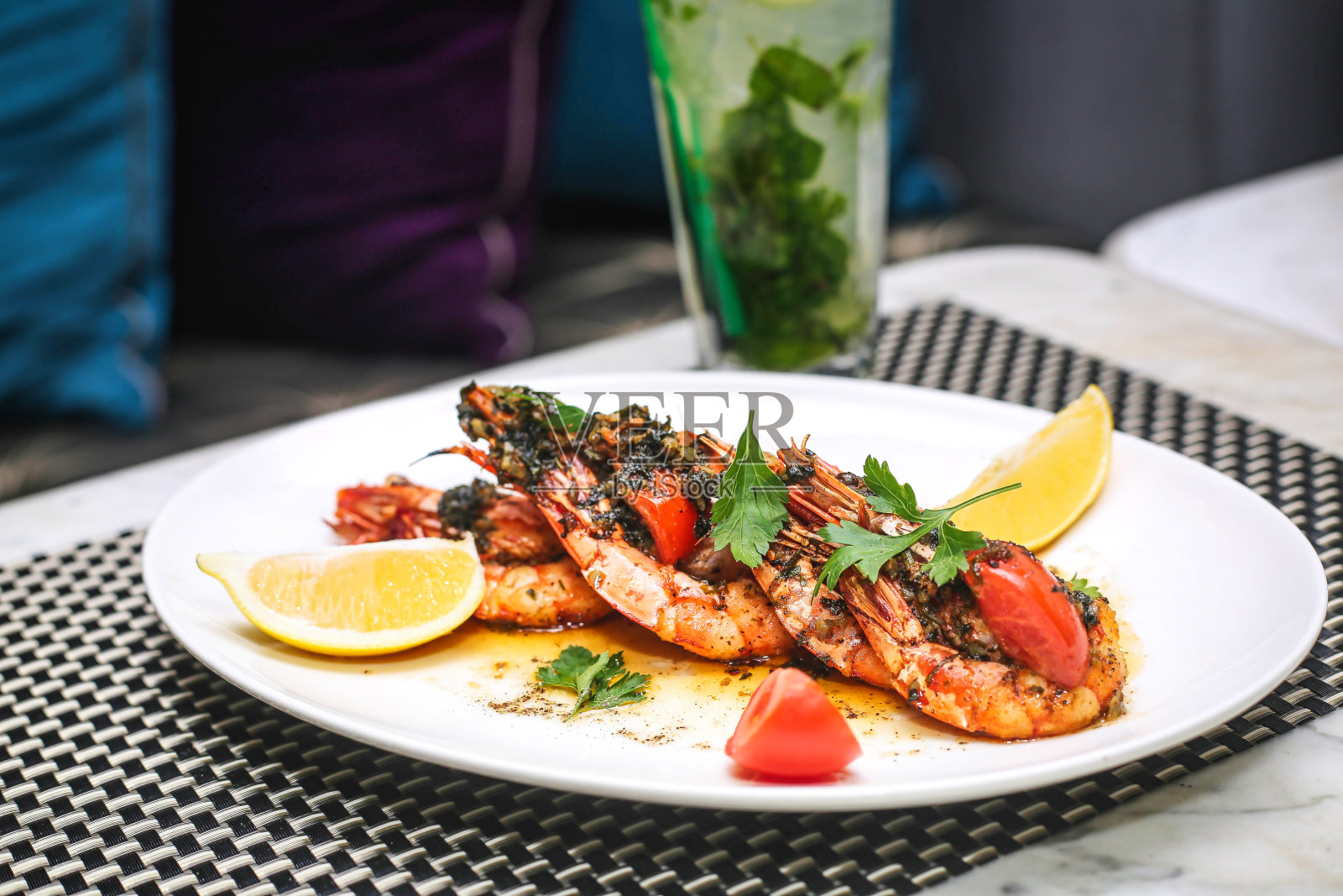 白盘子配虾和柠檬角照片摄影图片