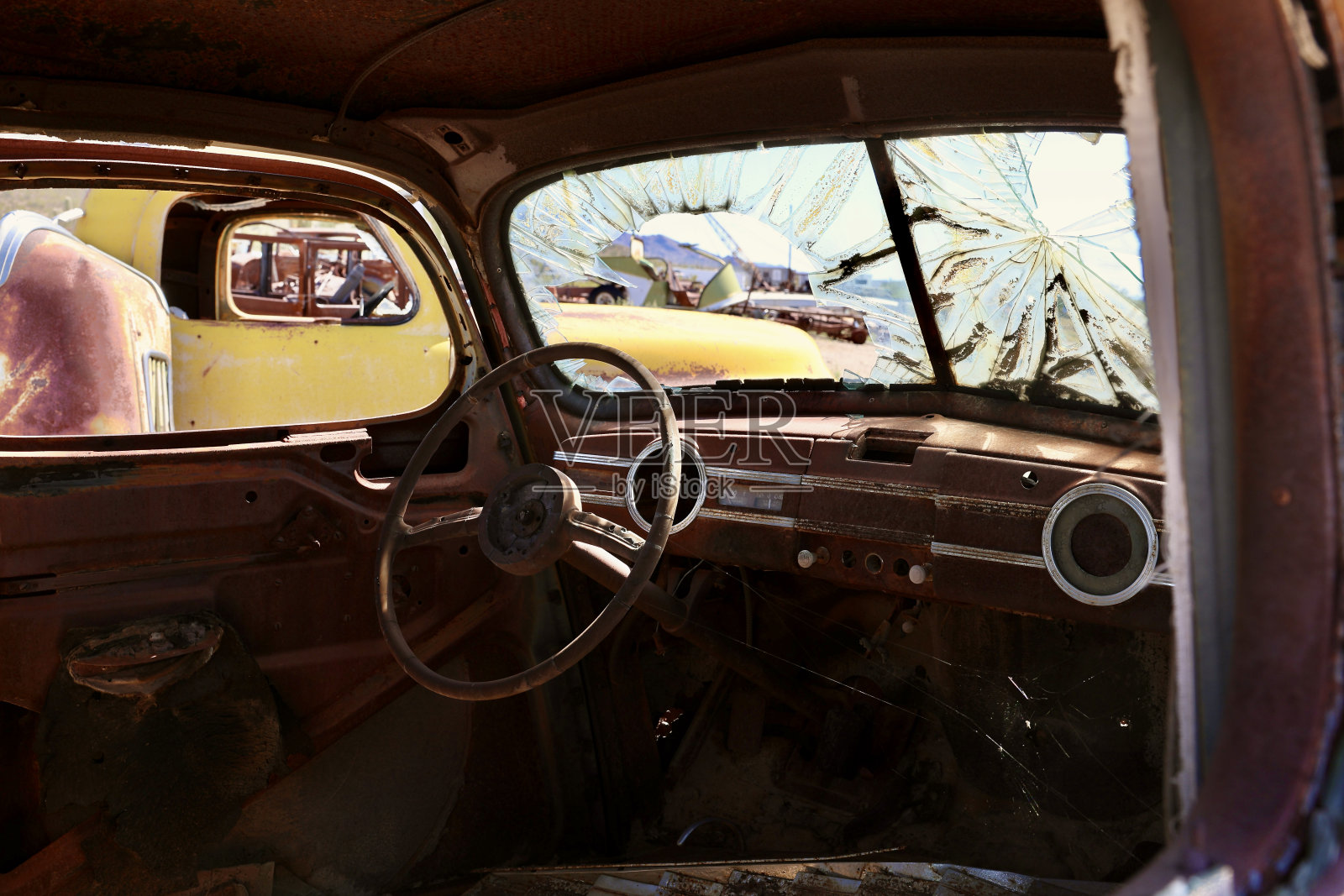 透过一辆废弃老爷车的窗户往外看照片摄影图片
