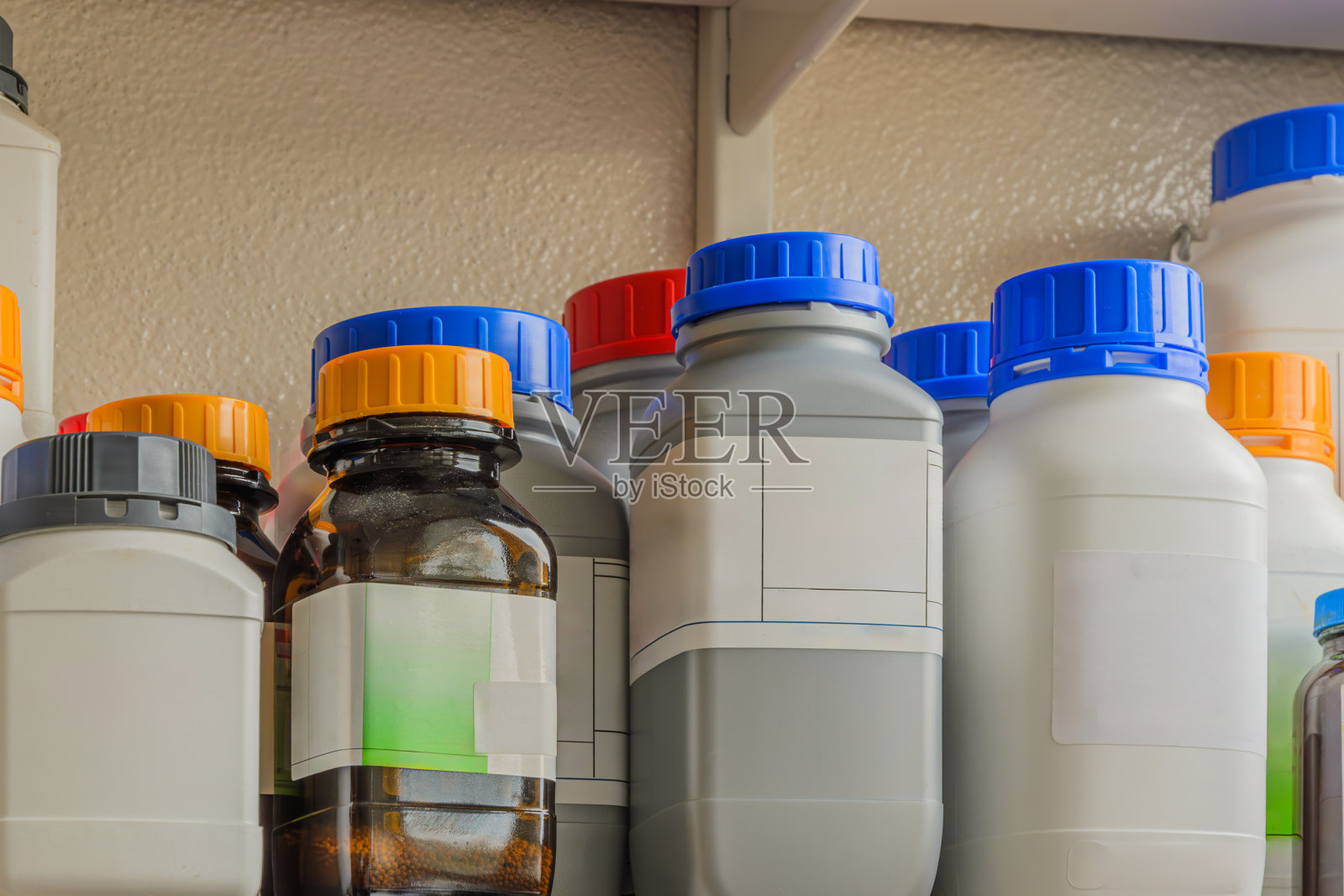 架子上摆满了各种化学瓶。模型。照片摄影图片