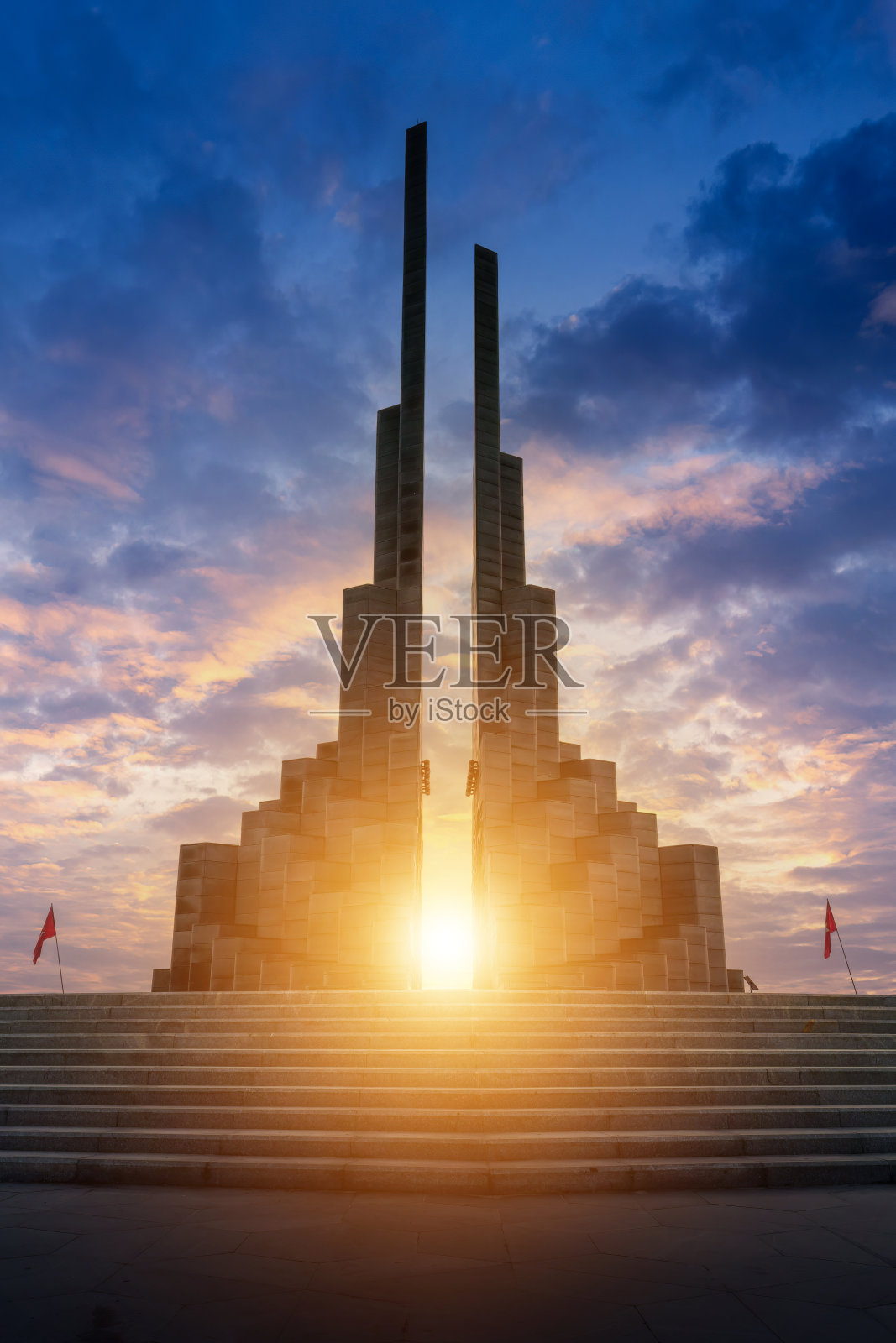 黎明时分，越南富颜省图和沿海城市的宁峰塔广场。这是一个吸引游客和当地人的新地方。照片摄影图片