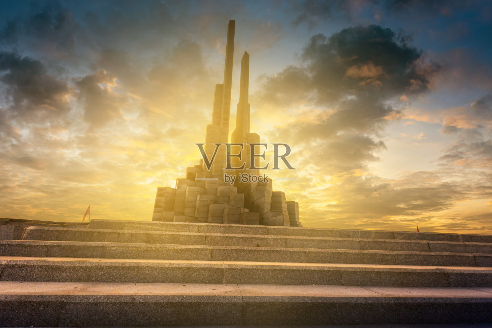 黎明时分，越南富颜省图和沿海城市的宁峰塔广场。这是一个吸引游客和当地人的新地方。照片摄影图片