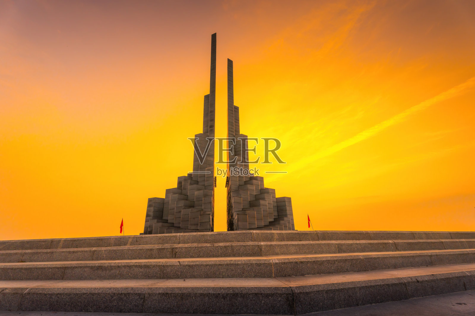 黎明时分，越南富颜省图和沿海城市的宁峰塔广场。这是一个吸引游客和当地人的新地方。照片摄影图片