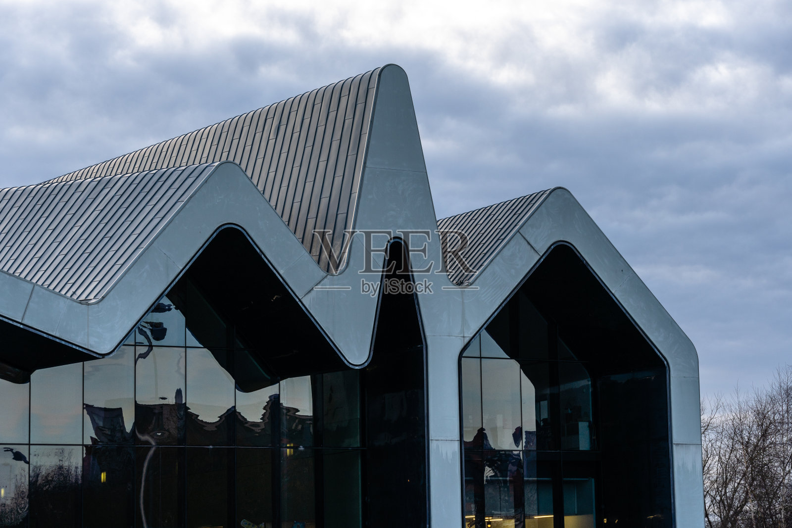 由扎哈·哈迪德建筑师设计的河畔博物馆位于苏格兰格拉斯哥的约克希尔地区照片摄影图片