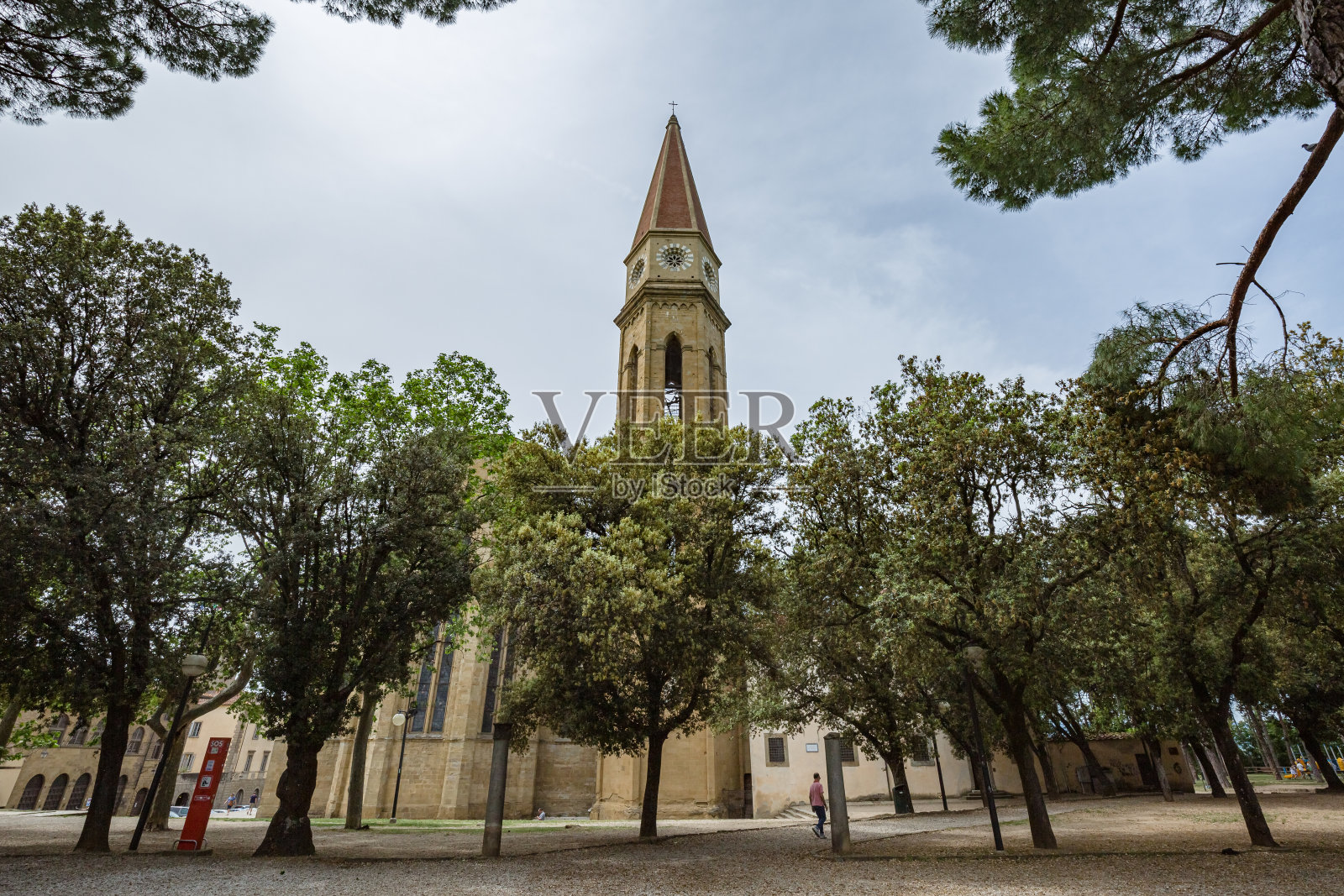 城市景观。托斯卡纳阿雷佐的圣多梅尼科大教堂的小公园照片摄影图片