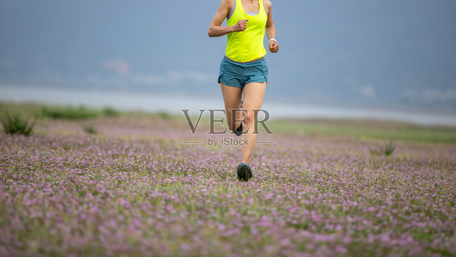春天跑步的女运动员照片摄影图片