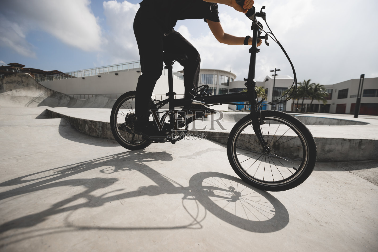 在滑板公园骑折叠自行车照片摄影图片