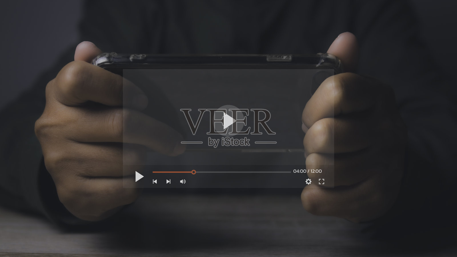 一个人在手机上玩电子游戏。智能手机在线电影流媒体。照片摄影图片