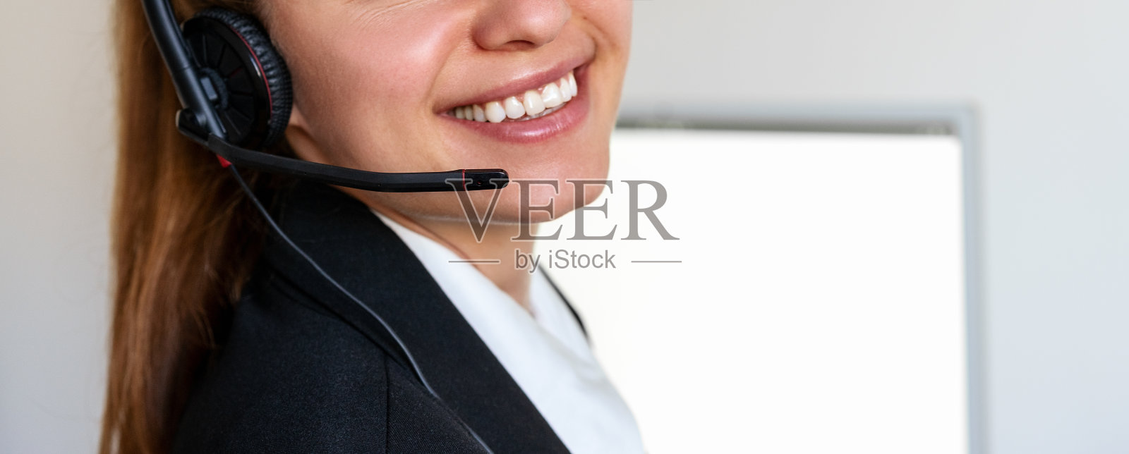 近距离的微笑的女客服中心的工作人员。客服在线代理。热线服务。照片摄影图片