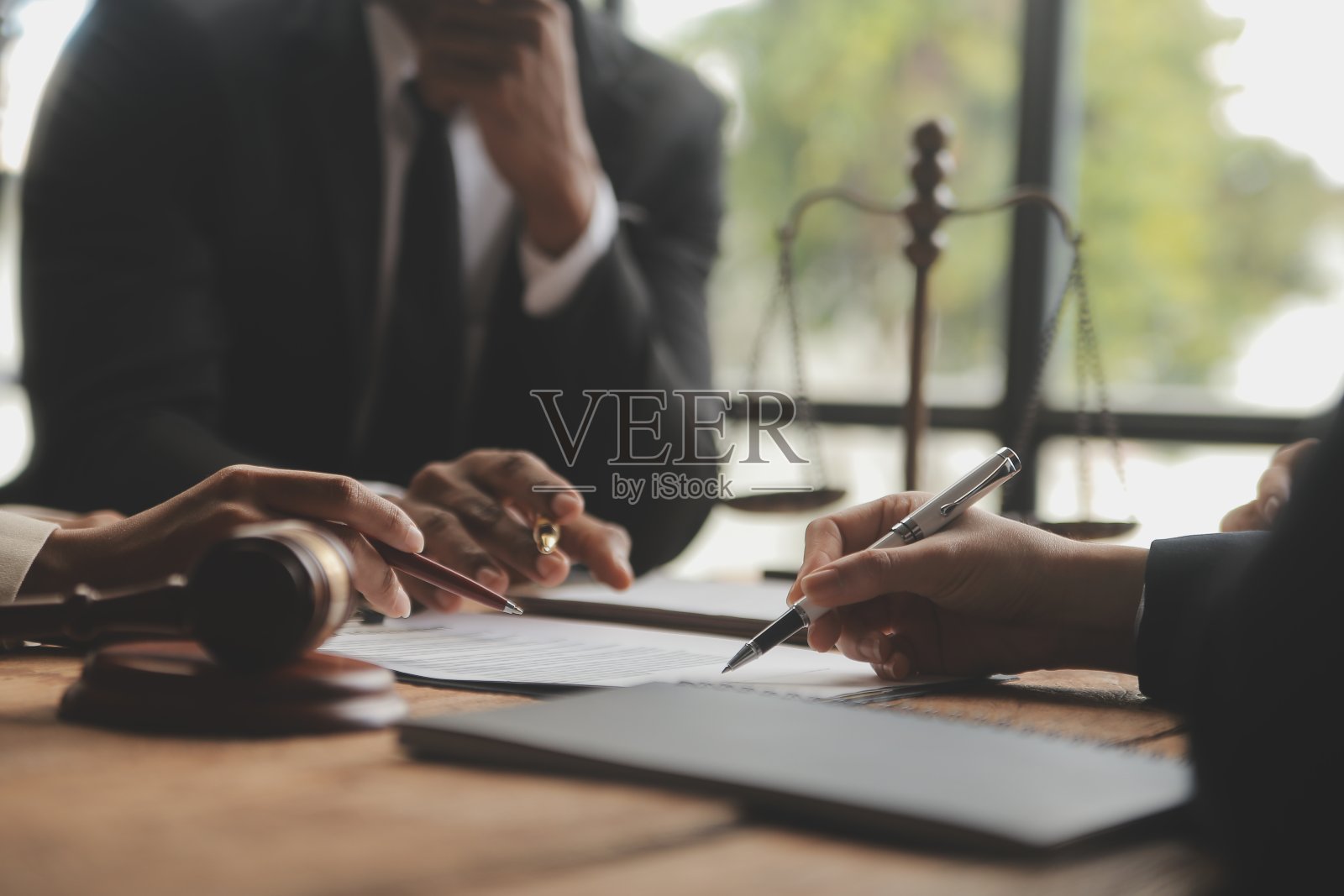 法律服务合作：女商人与男律师客户会议照片摄影图片