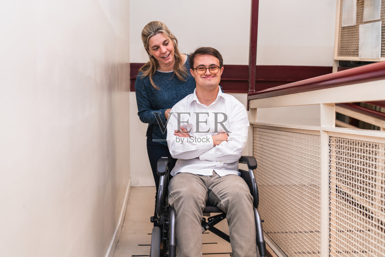 温暖的陪伴：互相支持，女人推着男人的轮椅照片摄影图片