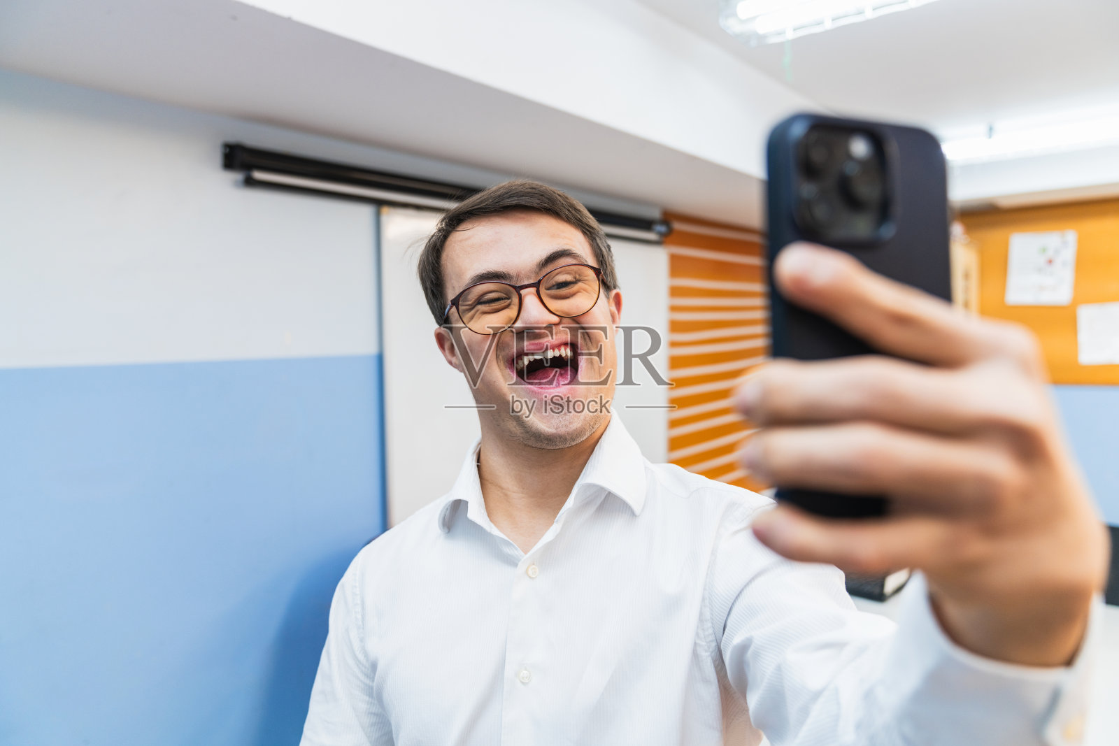 患有唐氏综合征的办公室职员自拍照片摄影图片