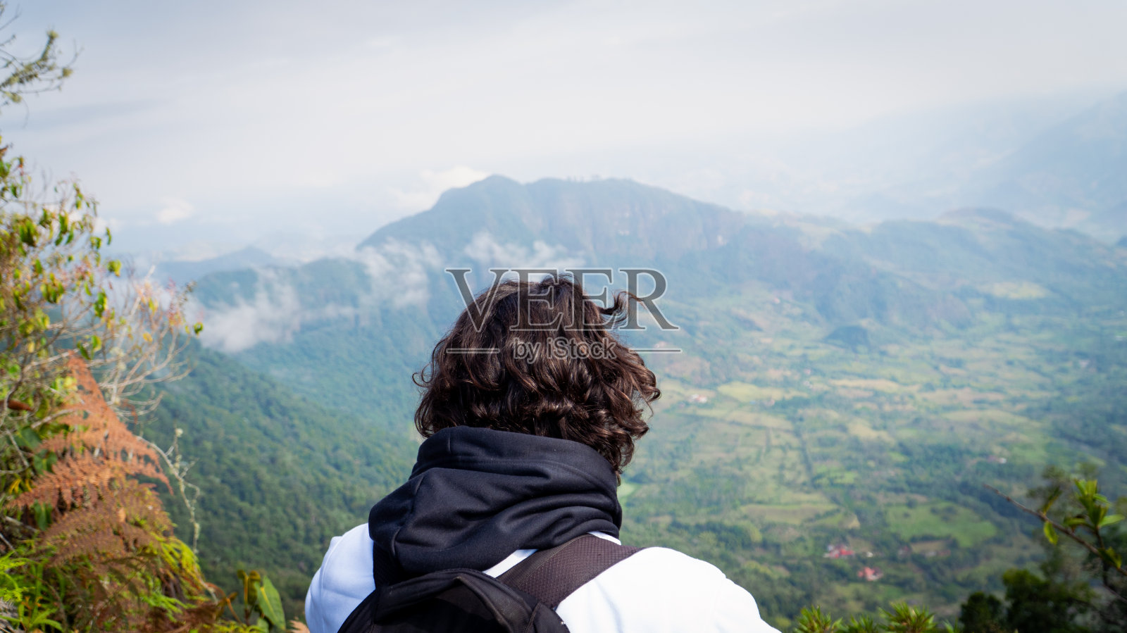 从后面看到一个巨大的史诗般的山谷照片摄影图片