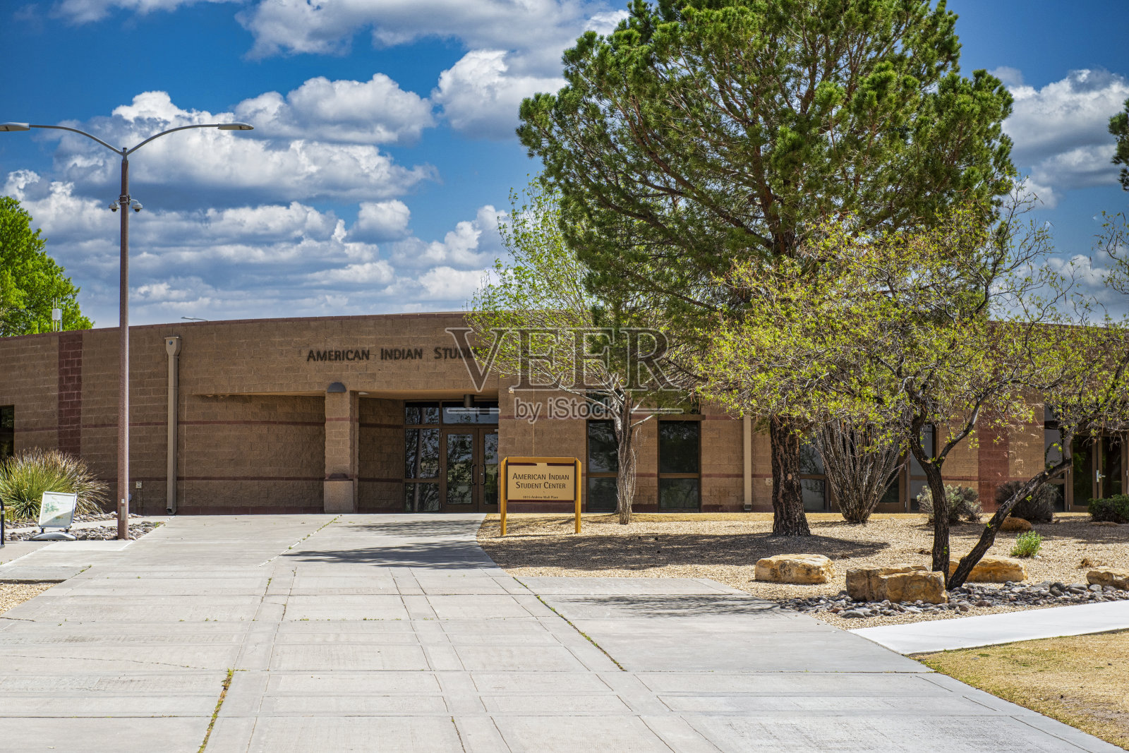 位于新墨西哥州拉斯克鲁塞斯的新墨西哥州立大学校园内的美国印第安学生中心照片摄影图片