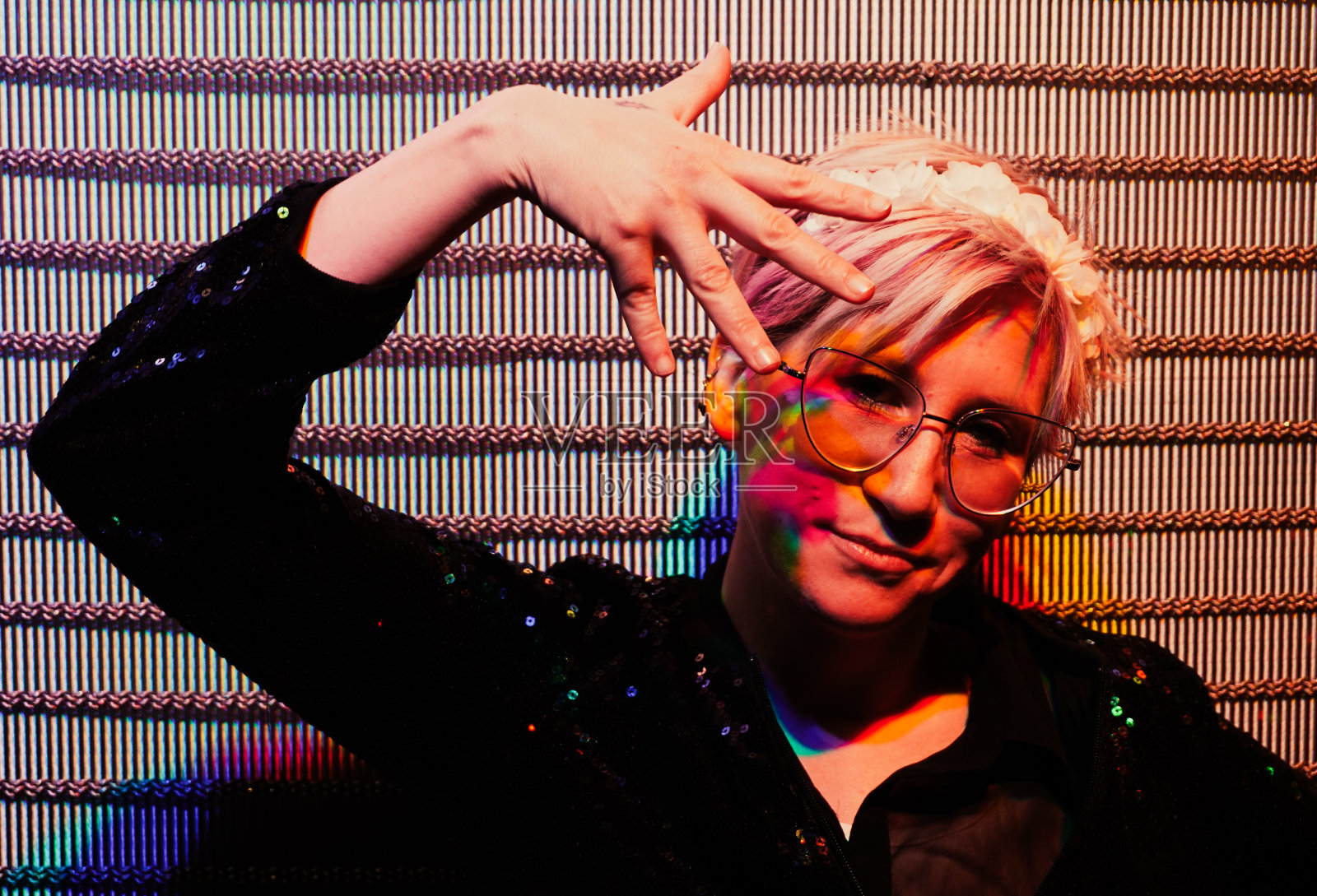 一个女人用手做手势的肖像照片摄影图片