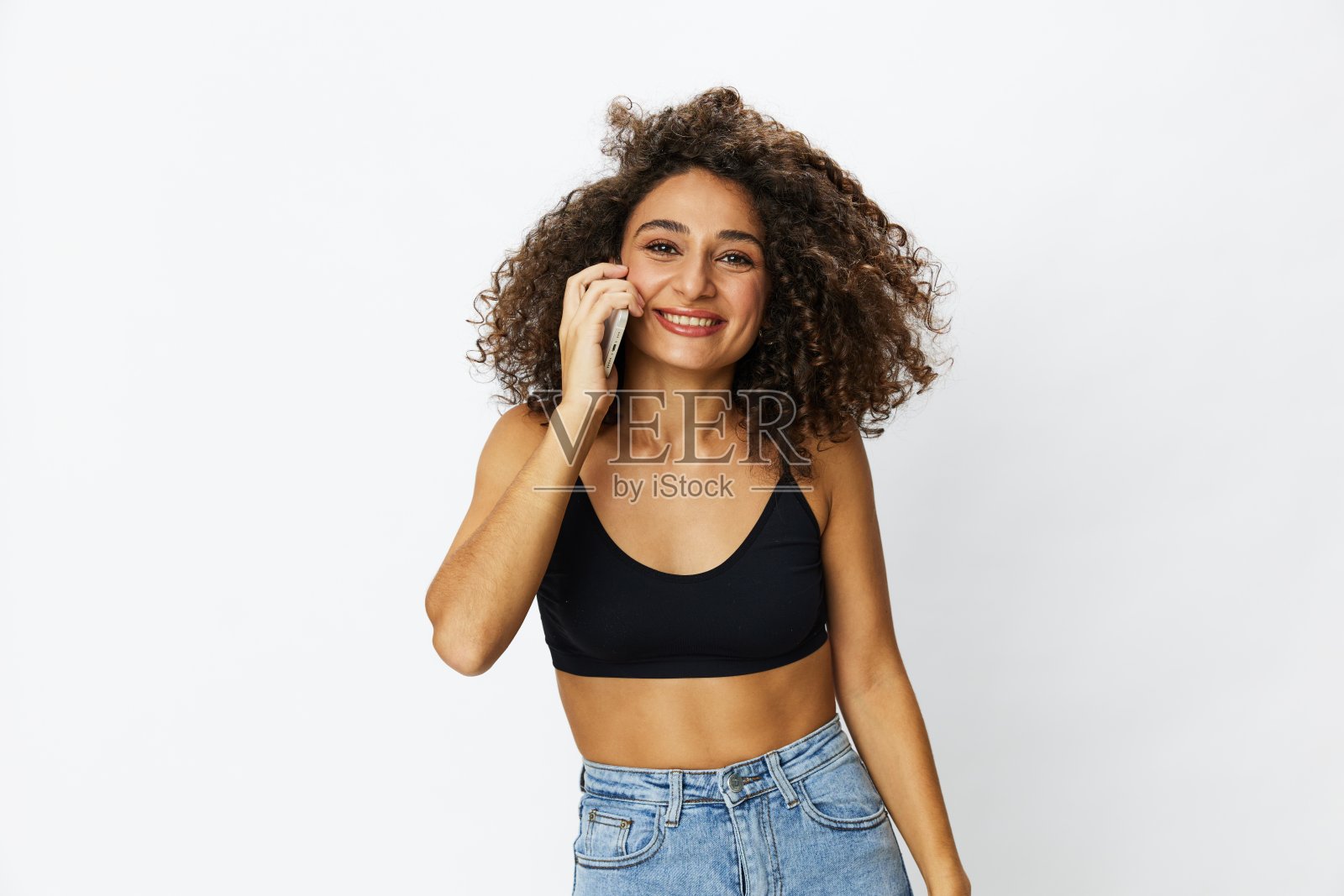 手持手机自拍的女性博主，视频通话，社交媒体和媒体的自由职业者影响者工作，工作技术，微笑卷发复制点照片摄影图片