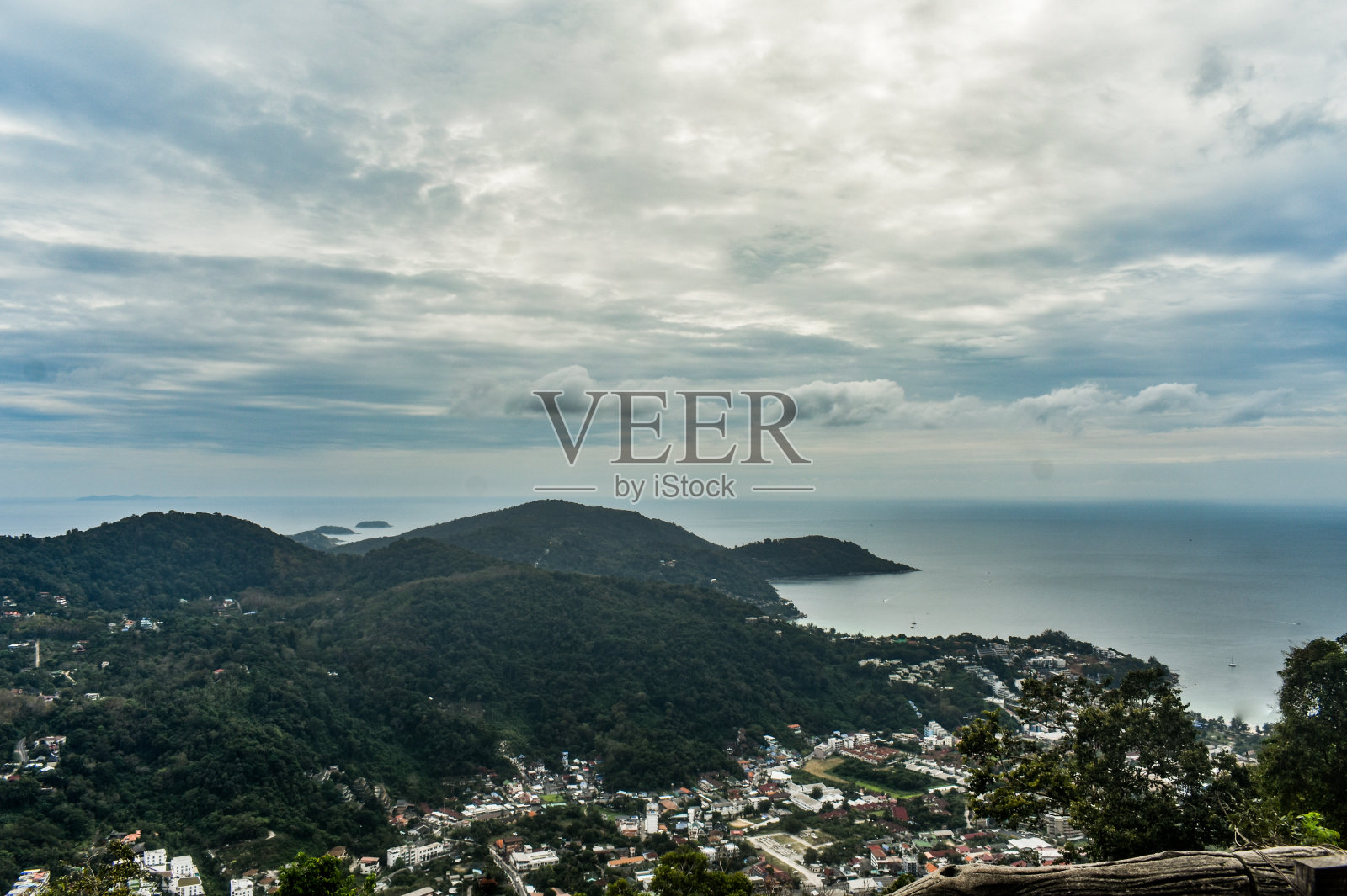 鸟瞰普吉岛小镇，有山、有海、有云。照片摄影图片