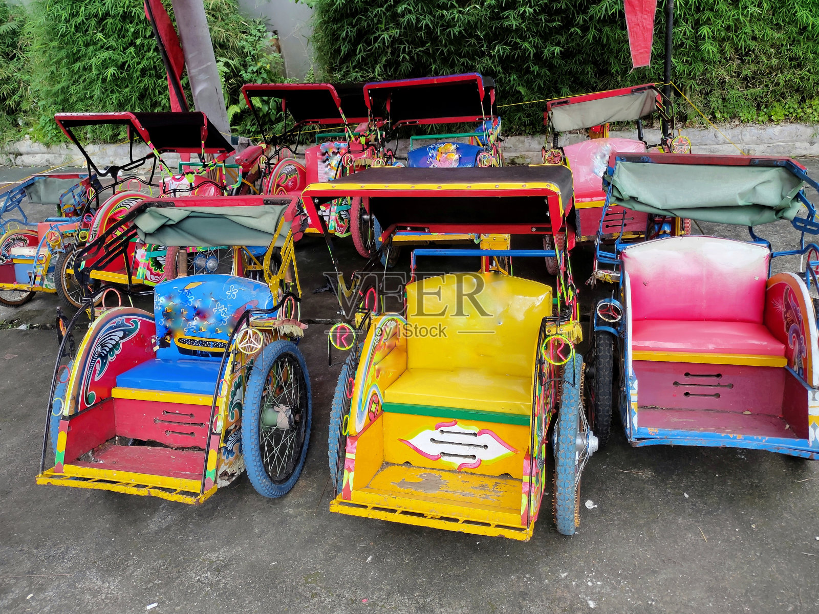 五颜六色的小人力车供孩子们玩。照片摄影图片