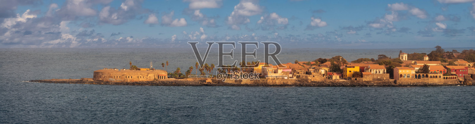 全景GorÃ©e岛，臭名昭著的过去在跨大西洋奴隶贸易的枢纽，达喀尔，塞内加尔，西非照片摄影图片