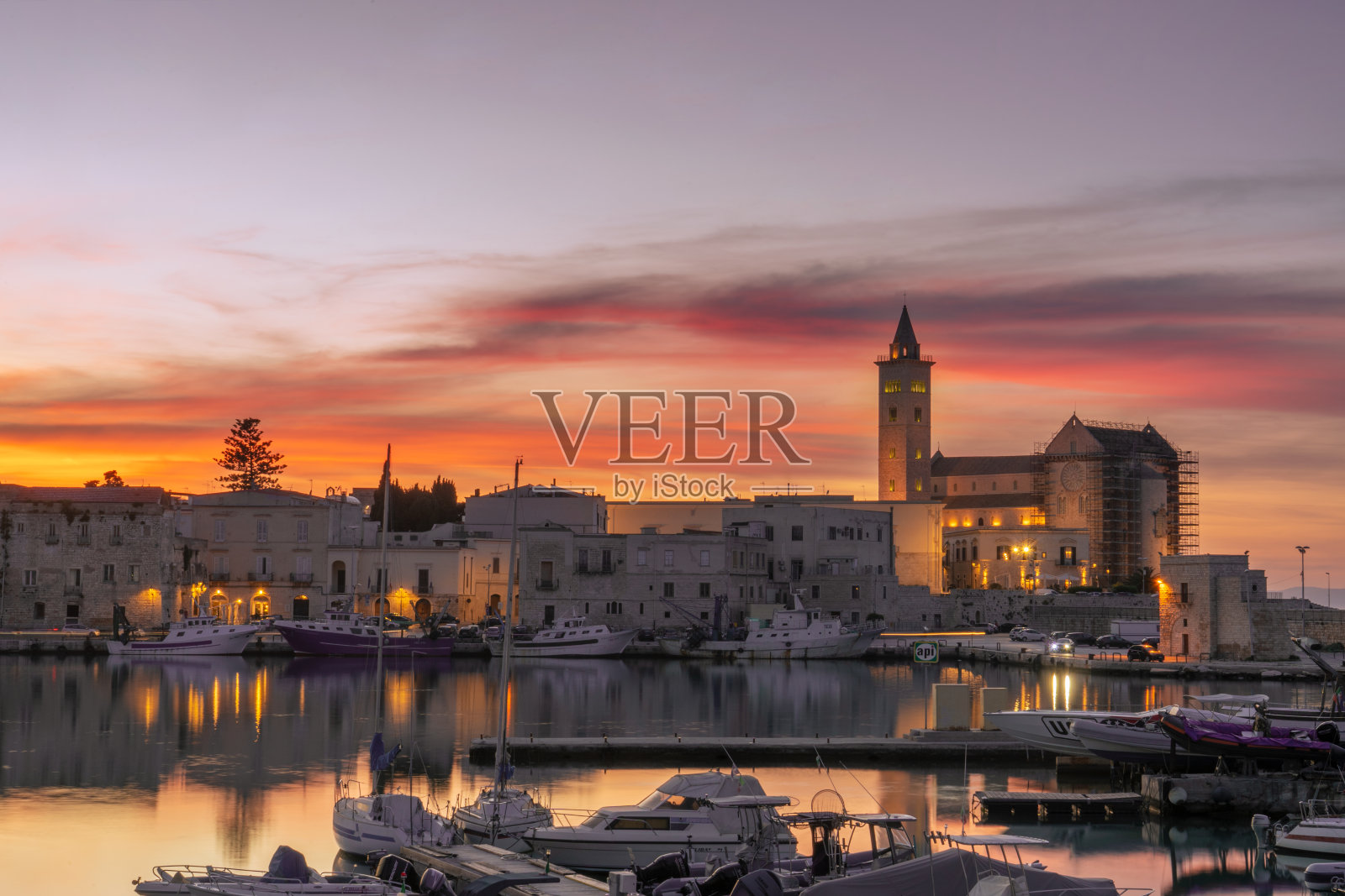 美丽的圣尼古拉佩莱格里诺罗马式大教堂在日落时分，在特拉尼。照片摄影图片