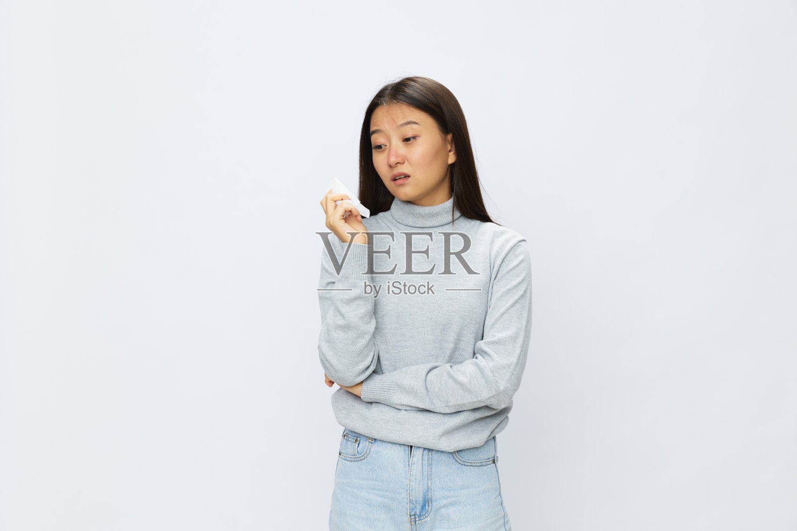 亚洲妇女手拿手帕咳嗽流感和感冒，鼻塞病毒性疾病哮喘和过敏covid，白色背景照片摄影图片