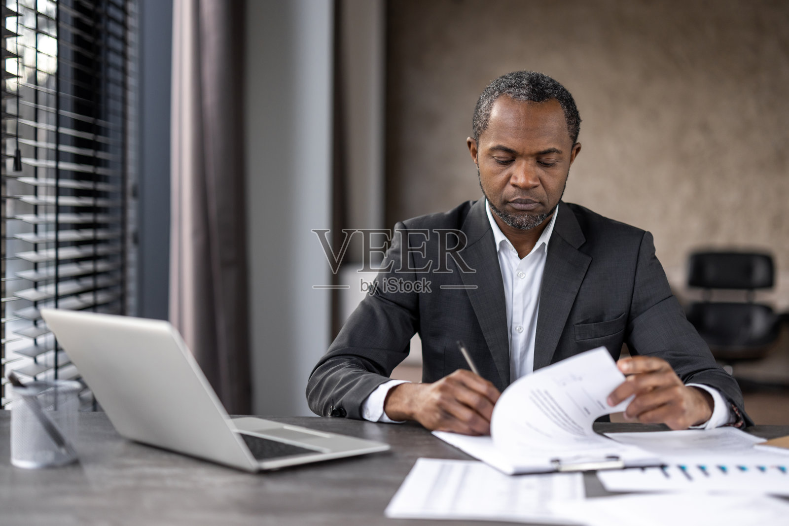 专业的非裔美国商人在办公室审核文件照片摄影图片