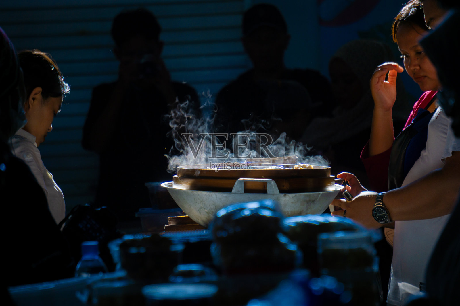 传统市场的点心卖主为买者服务照片摄影图片