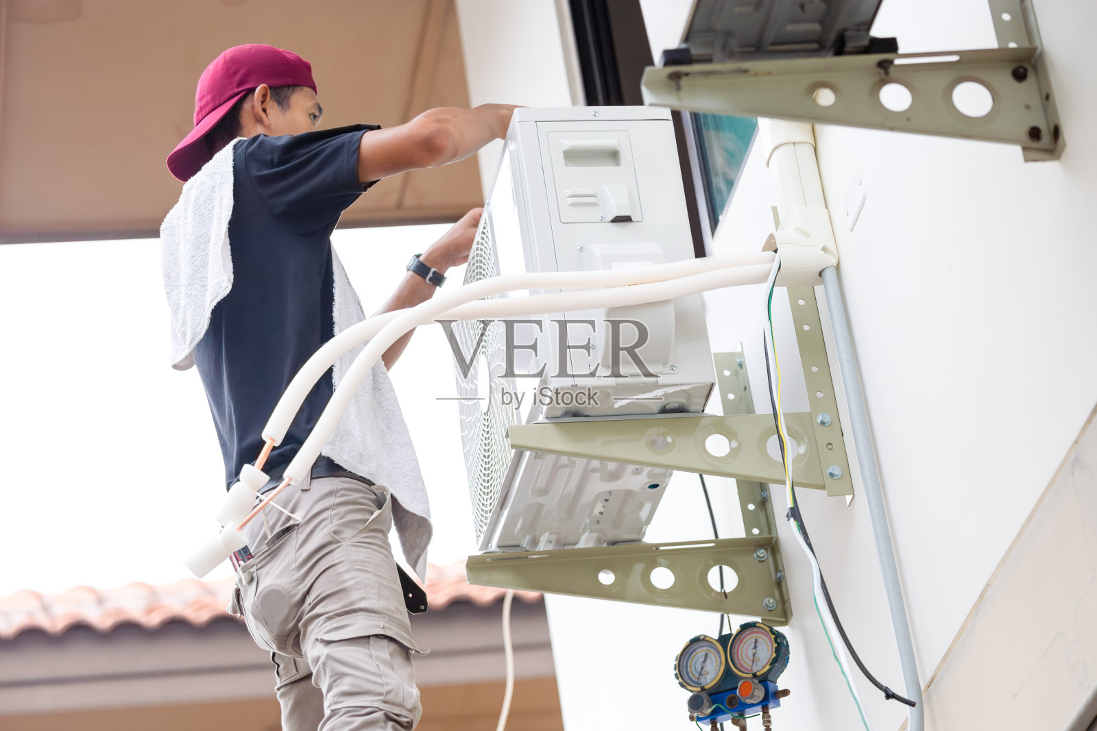 维修人员负责空调的维修和保养，技术员负责新空调的安装照片摄影图片