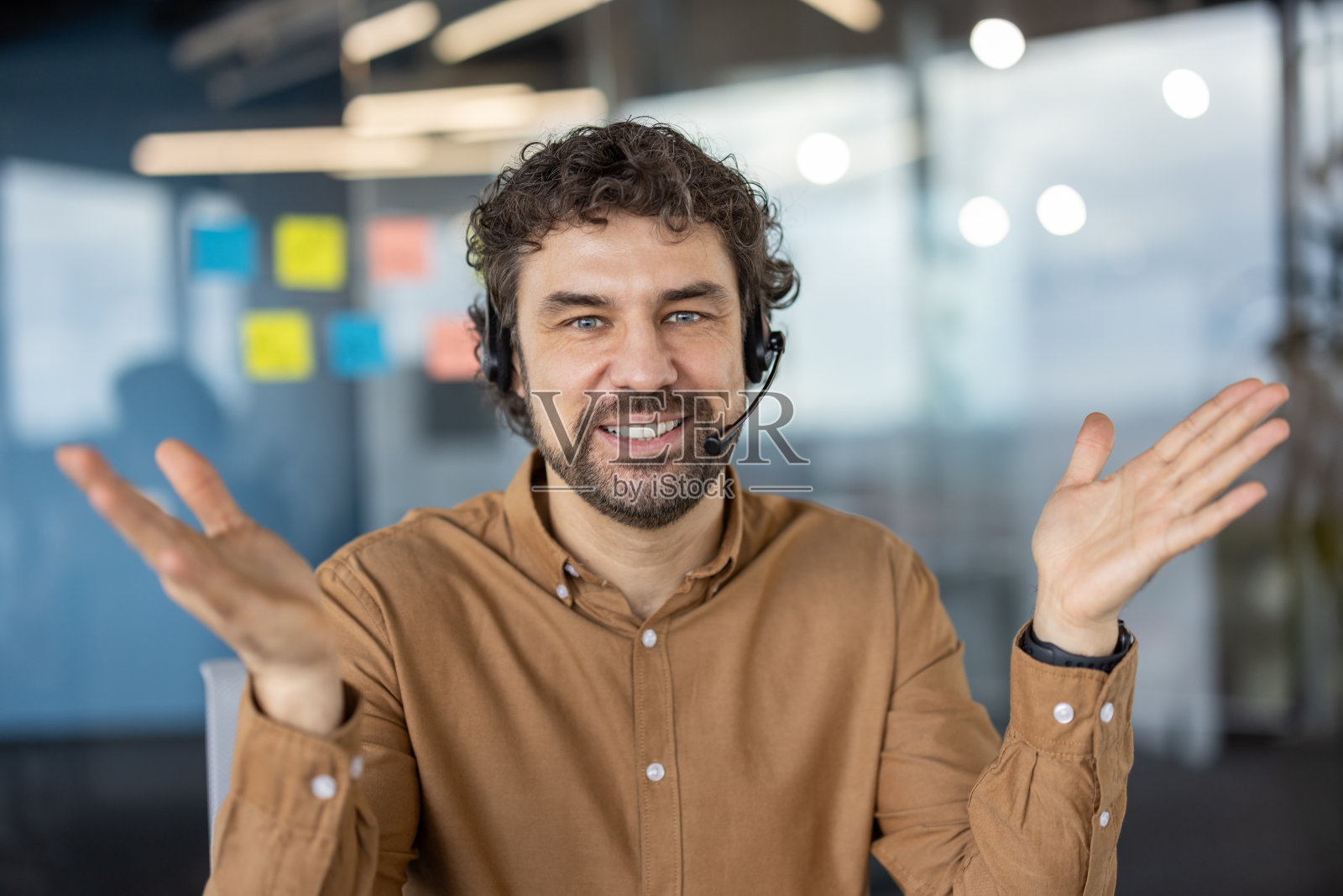 在办公室环境中举起双臂的困惑的职业人士照片摄影图片