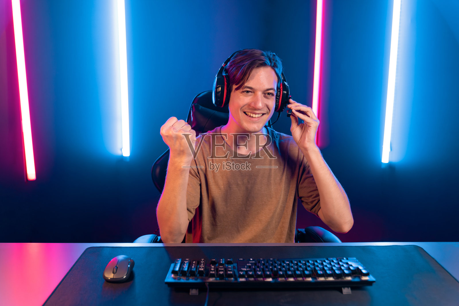 智能主播主持频道玩网络游戏成为赢家。金钱。照片摄影图片