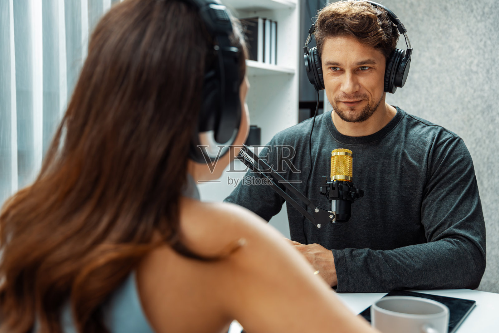 主持人频道播音员和特邀嘉宾提出建议问题。假设。照片摄影图片